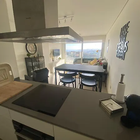 Sea Breeze Apartment *